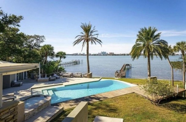 Aktyor arvadını itirdikdən sonra malikanəsini satışa çıxardı - FOTOLAR